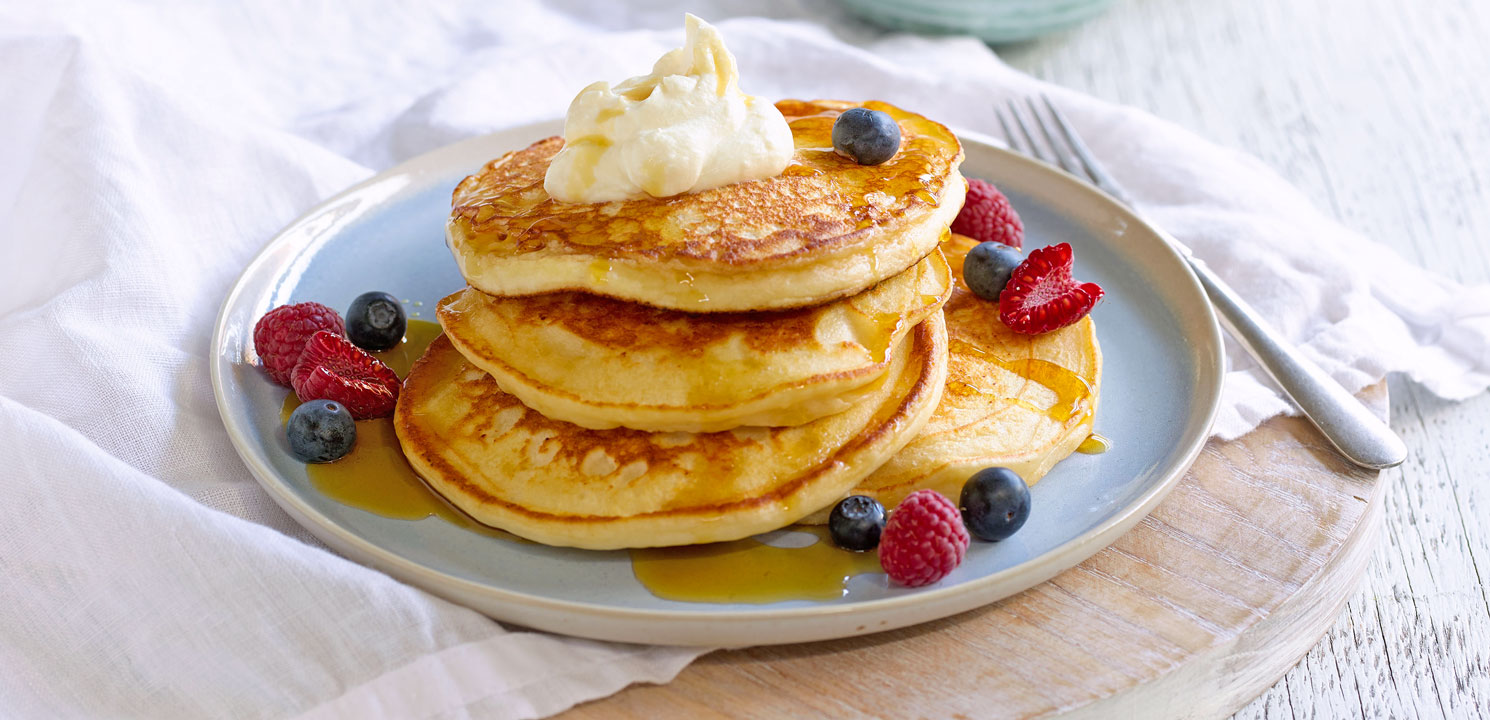 ricotta pancakes with berries and cream